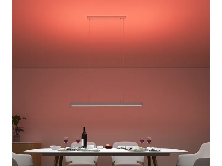 Lámpara colgante Yeelight sobre una mesa de comedor